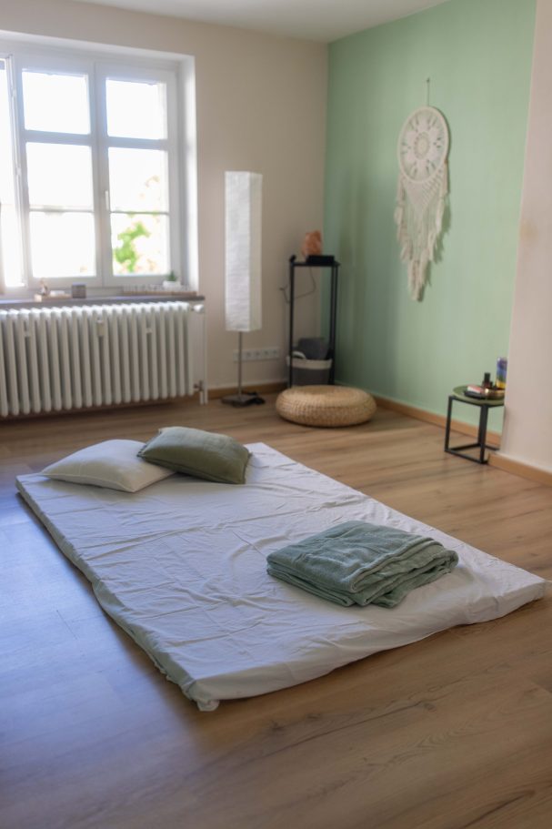 Ein Zimmer mit einer gemütlichen Matratze Ein Zimmer mit einer gemütlichen Matratze