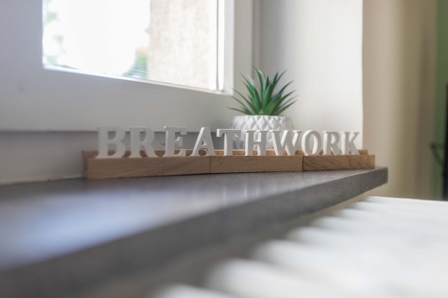 Schild auf einer Fensterbank mit dem Titel Breathwork Schild auf einer Fensterbank mit dem Titel Breathwork